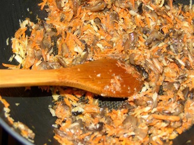 лук, морковь и грибы на сковороде