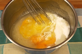 взбиваем яйца с сахаром