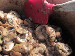 жарим грибы с луком и чесноком