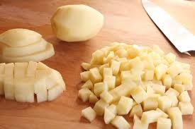 нарезаем на кубики картофель