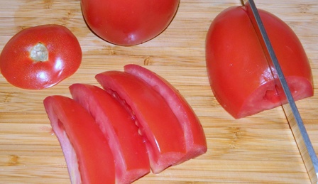нарезаем помидор ломтиками