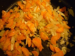 жарим лук с морковью