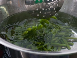 выкладываем зеленую фасоль в кастрюлю с водой