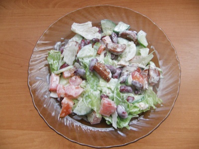 фасолевый салат с сосисками