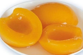 выкладываем консервированные абрикосы в тарелку