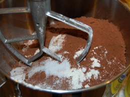 перемешиваем муку со специями, какао-порошком и содой
