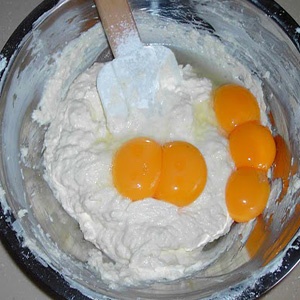 яйца и сырная смесь