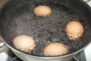 яйца в кастрюле