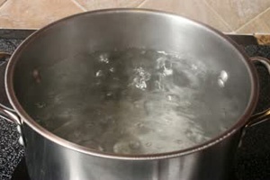 вода в кастрюле