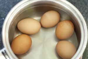 сотейник с готовыми яйцами