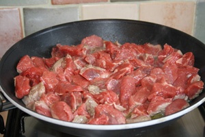 мясо в сковороде