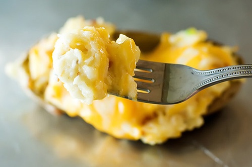 картофель в мундире с сыром и чесноком