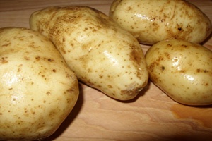 картофель на столе