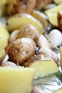 картошка с чесноком на сковороде