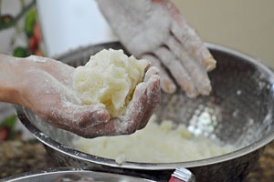 картофельная смесь в руке