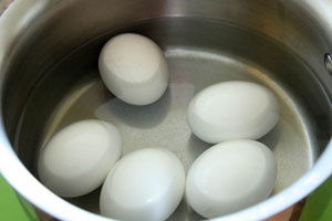 сотейник с готовыми яйцами