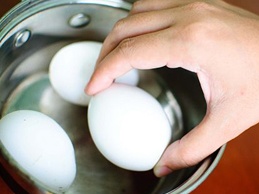 выкладываем яйца в кастрюлю