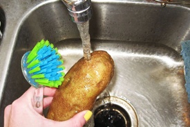 промываем картофель под проточной водой