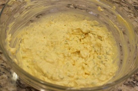 перемешиваем яичные желтки с горчицей