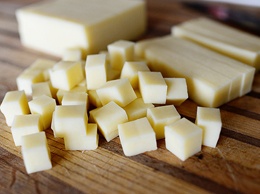 нарезаем сыр моцарелла квадратиками
