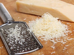 натираем сыр пармезан на терку