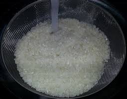 промываем рис под проточной водой