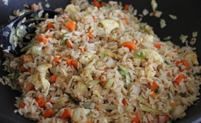 перемешиваем рис с овощной зажаркой
