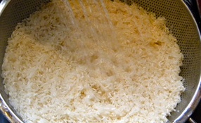 подготавливаем рис под проточной водой