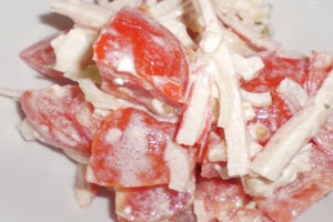 салат из кальмаров с помидорами
