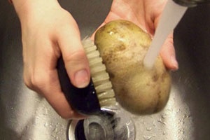 картофель с щеткой