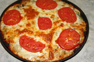 пицца с помидорами и сыром