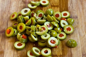 измельчаем оливки
