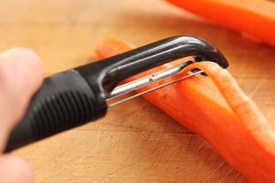 очищаем морковь от кожуры