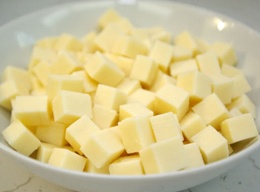 нарезаем твердый сыр кубиками