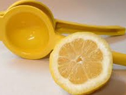 выдавливаем сок из лимона