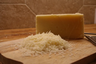 измельчаем сыр Пармезан