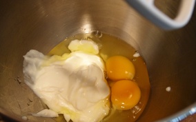 перемешиваем яйца с майонезом и сметаной