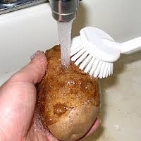 промываем картофель под проточной водой