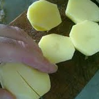 разрезаем картофель пополам
