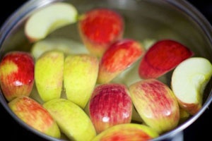 фрукты в кастрюле