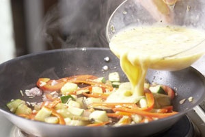 смесь из яиц с овощами на сковороде