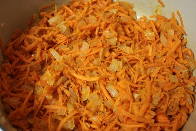 лук и морковь в сковороде