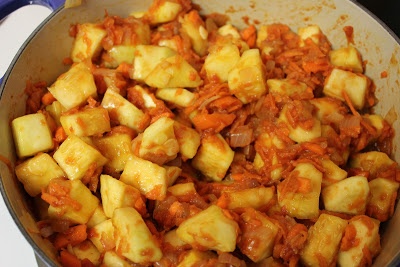 кабачки с луком и морковью в сковороде