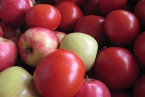 яблоки и помидоры