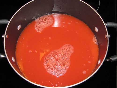 томатный сок в сотейнике