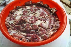 мясо с луком в миске
