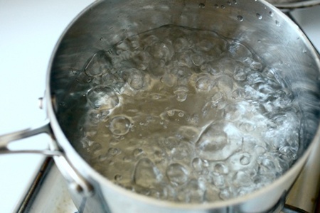 в кипящую воду добавляем все ингредиенты для маринада