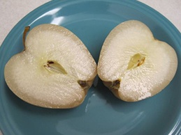 разрезаем кислые яблоки пополам