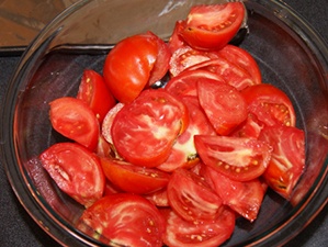 нарезаем дольками помидоры