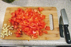 нарезка томатов и чеснока